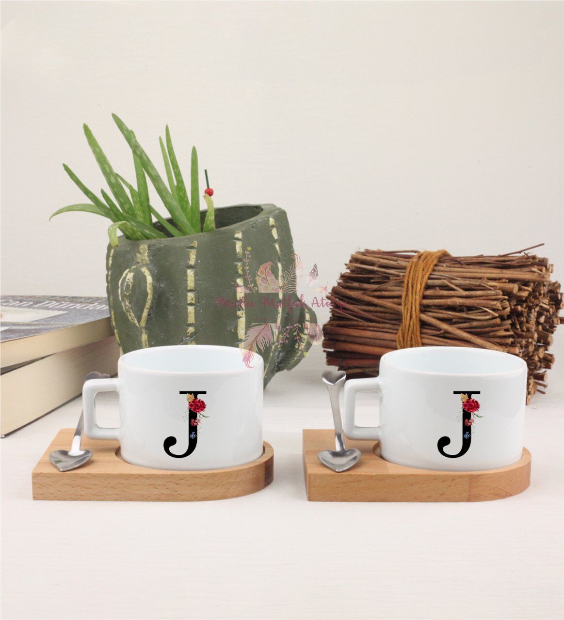 J Harfi Çiçek Desenli İkili Ahşap Altlıklı Fincan