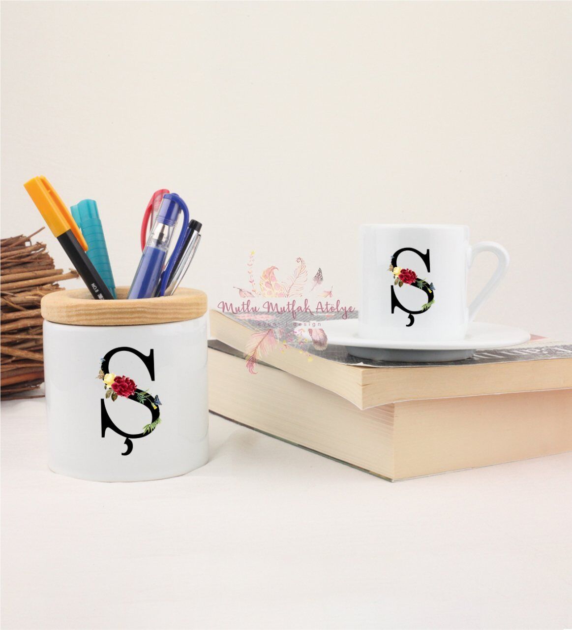 Ş Harfi Çiçek Desenli Kalemlik ve Türk Kahvesi Fincanı
