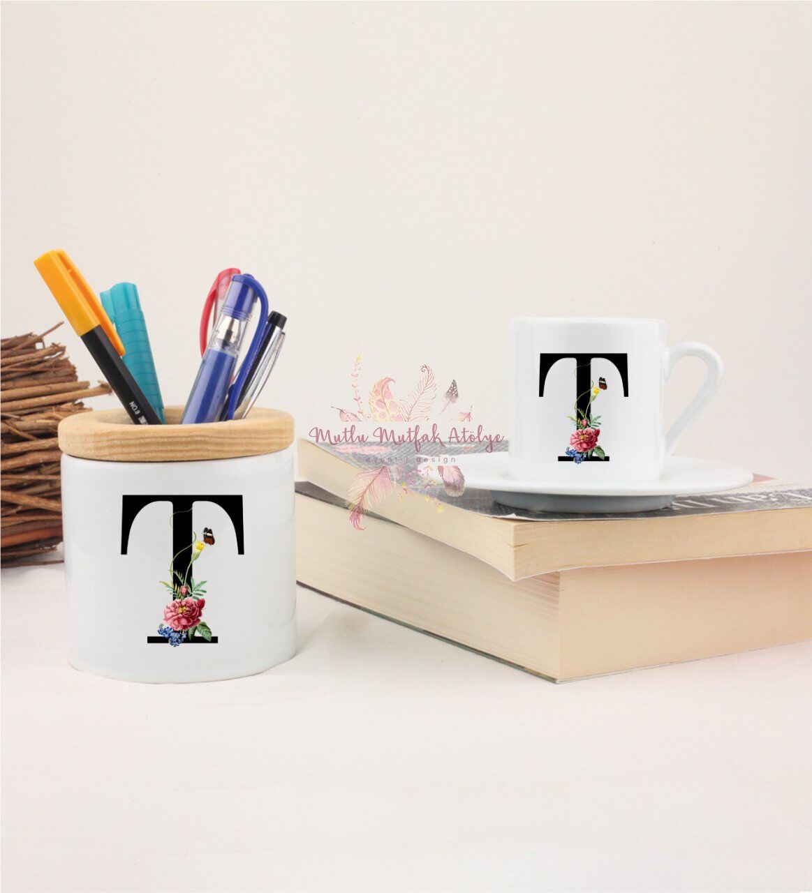 T Harfi Çiçek Desenli Kalemlik ve Türk Kahvesi Fincanı