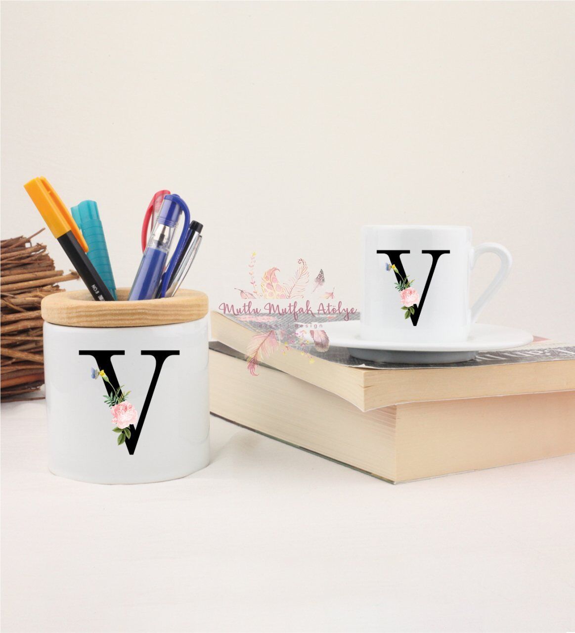 V Harfi Çiçek Desenli Kalemlik ve Türk Kahvesi Fincanı