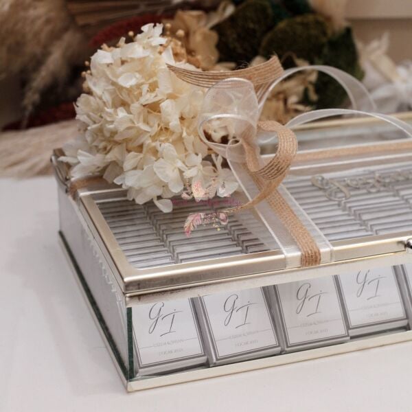 İsimli Cam Kutulu Çiçek Süslemeli Söz Nişan Çikolatası (150 Ad. Çikolata)