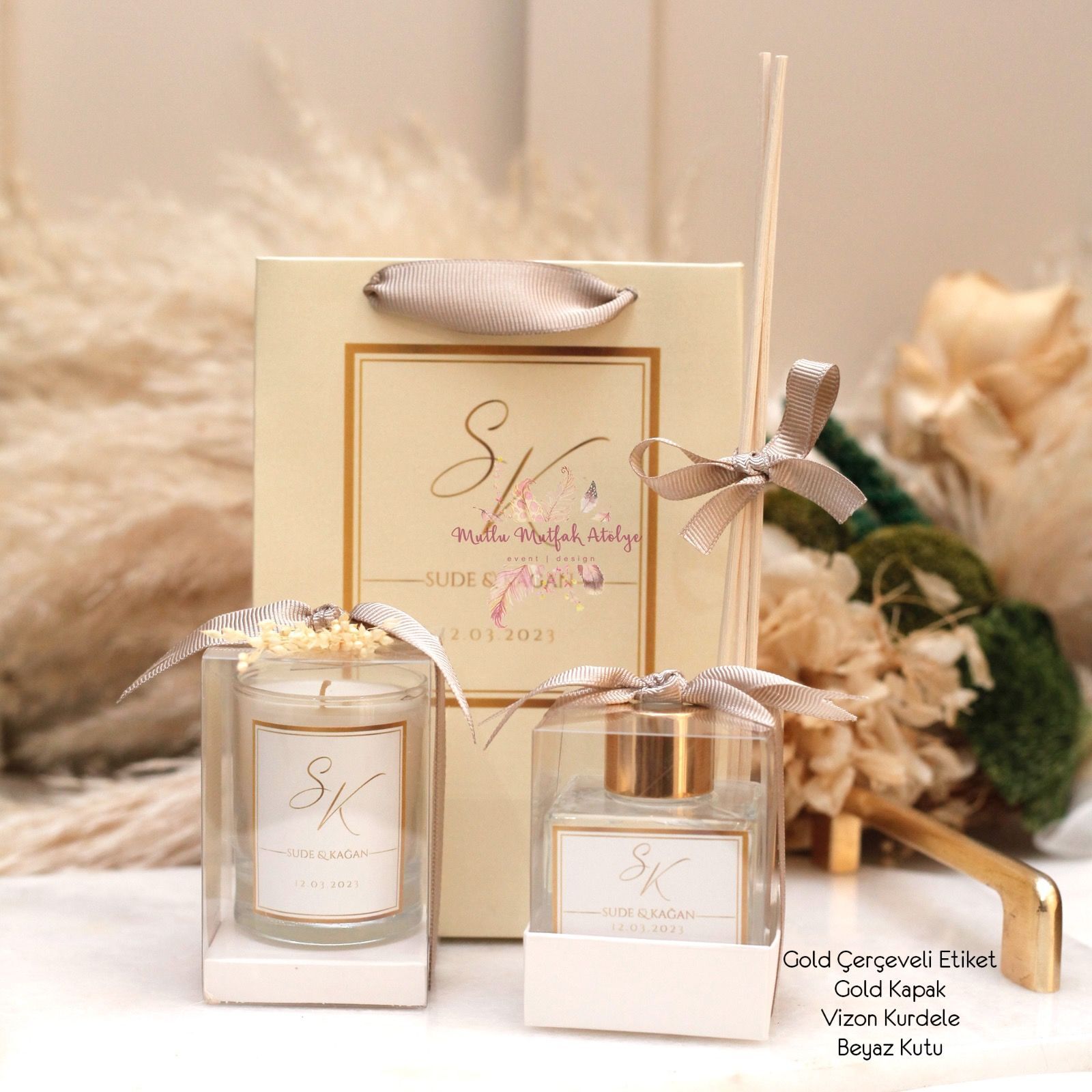 Hediyelik Yükseltili Çiçekli  Mum, Oda Kokusu ve Baskılı Karton Çanta Seti