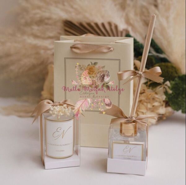 Hediyelik Yükseltili Çiçekli  Mum, Oda Kokusu ve Baskılı Karton Çanta Seti