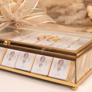 İsimli Cam Kutulu Çiçek Süslemeli Yeni Doğan Bebek Çikolatası (150 Ad. Çikolata)