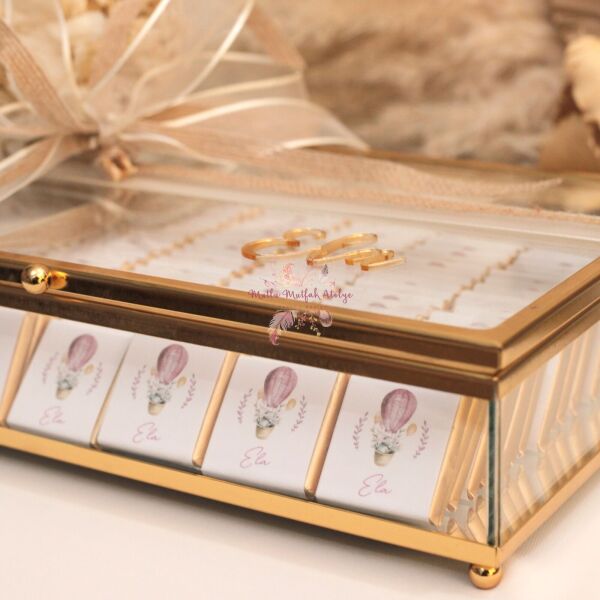 İsimli Cam Kutulu Çiçek Süslemeli Yeni Doğan Bebek Çikolatası (150 Ad. Çikolata)