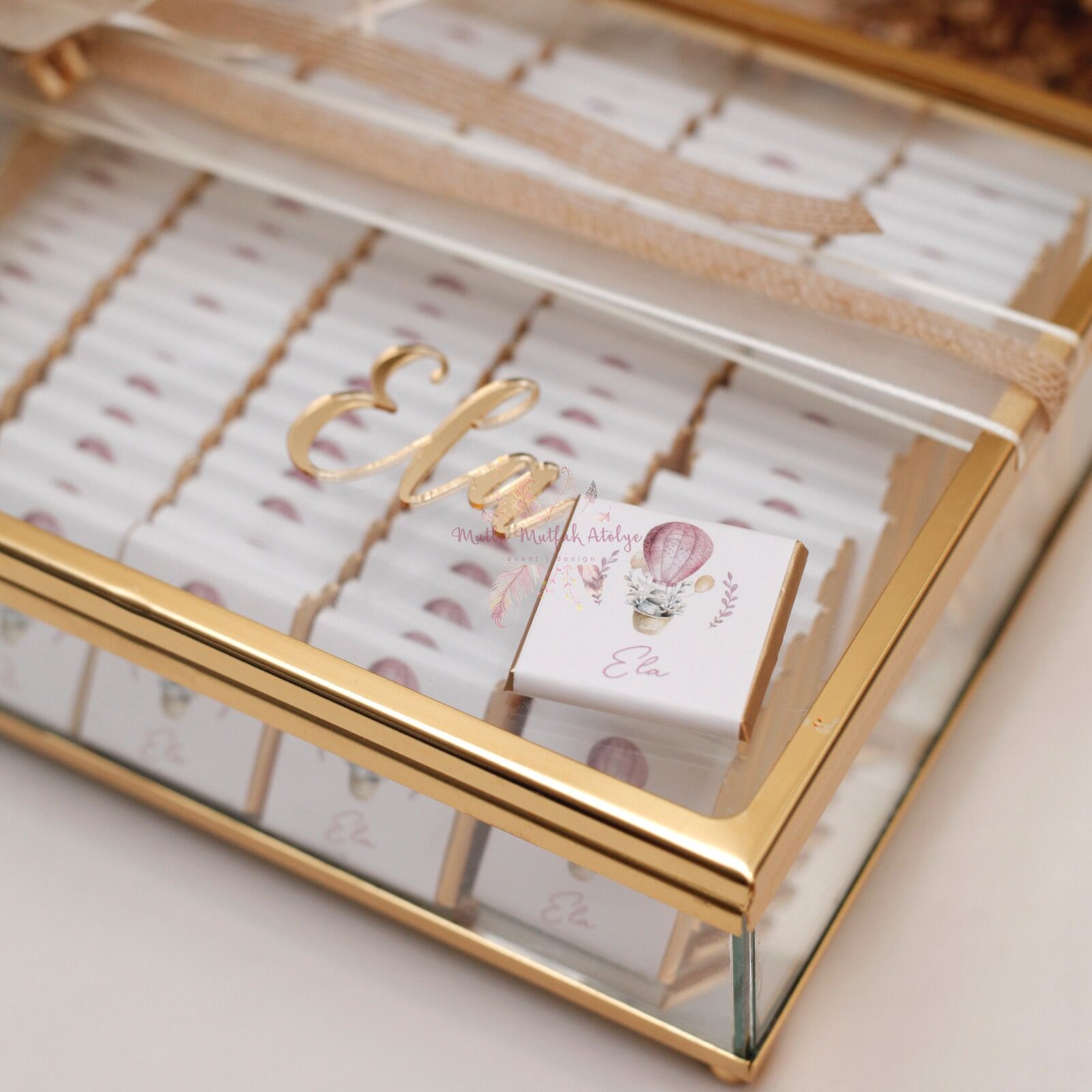 İsimli Cam Kutulu Çiçek Süslemeli Yeni Doğan Bebek Çikolatası (150 Ad. Çikolata)