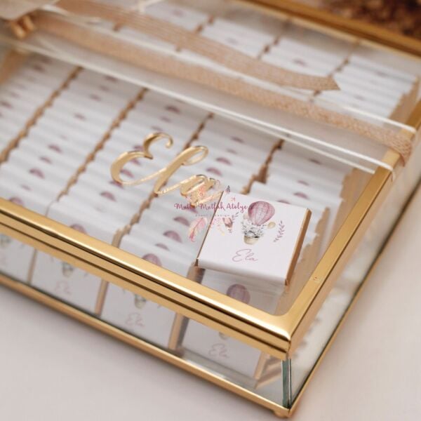 İsimli Cam Kutulu Çiçek Süslemeli Yeni Doğan Bebek Çikolatası (150 Ad. Çikolata)