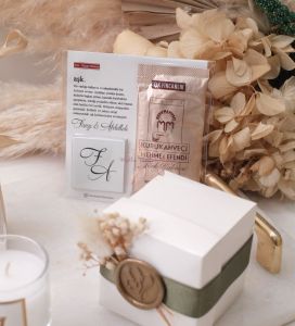 Hediyelik Mühürlü Çiçekli Mum Ve Çikolatalı Kahveli Kart Seti