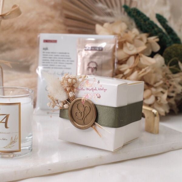 Hediyelik Mühürlü Çiçekli Mum Ve Çikolatalı Kahveli Kart Seti