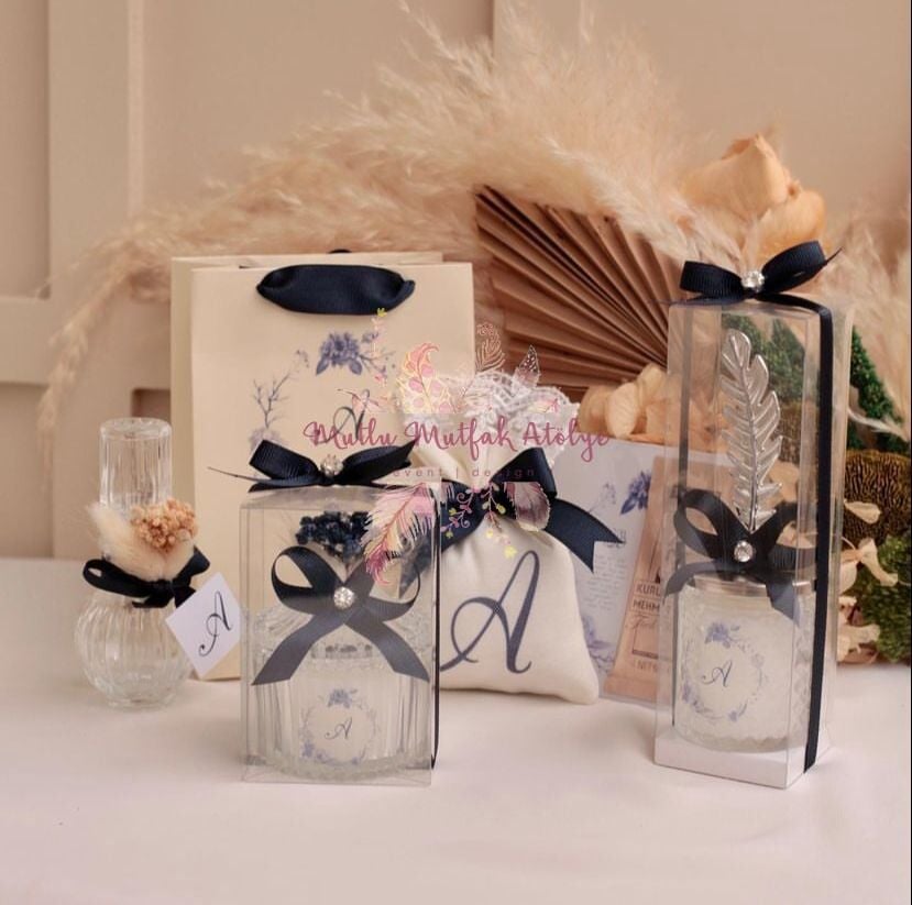 Hediyelik Büyük Kutulu Mum Kuş Tüyü Figürlü Mum Çiçek Süslemeli Limon Kolonyası Lavanta Kesesi Çikolatalı Kahveli Kart Ve Baskılı Karton Çanta Seti