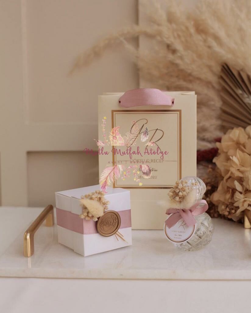Hediyelik Mühürlü Kutulu Mum Çiçek Süslemeli Kolonya Ve Baskılı Karton Çanta Seti