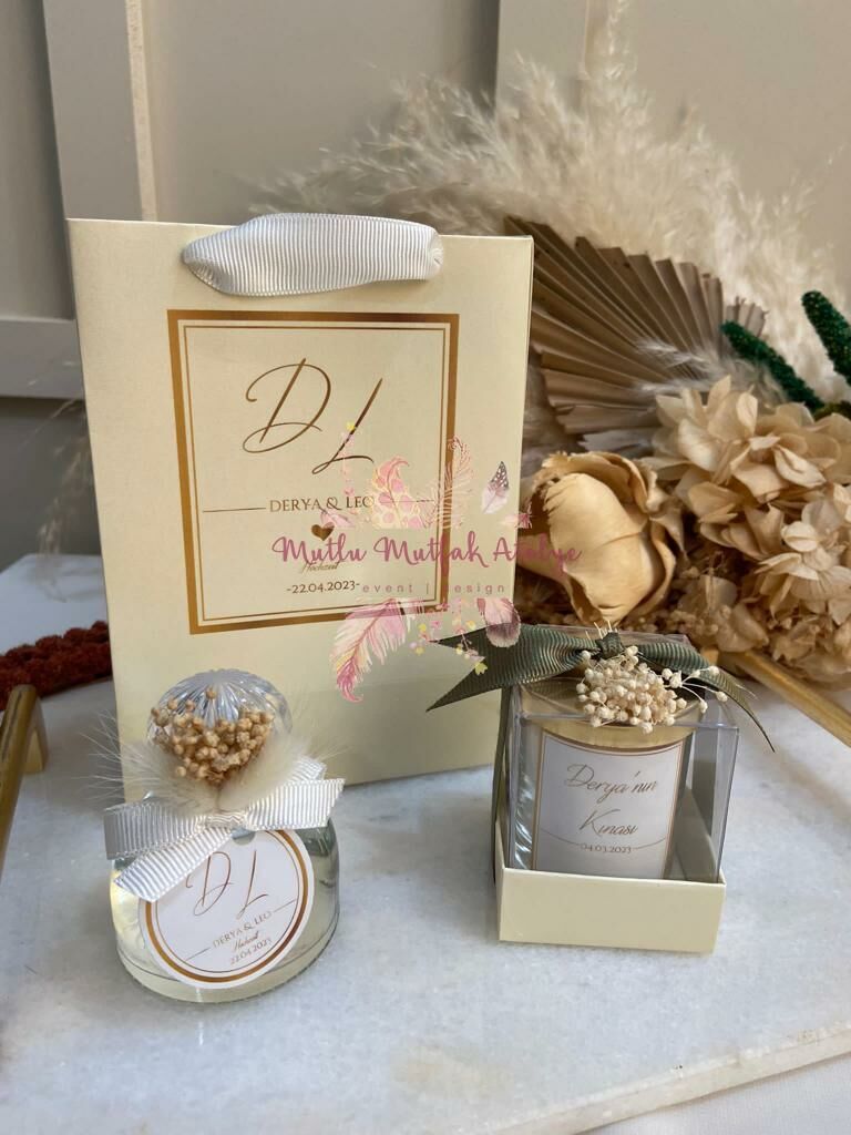 Hediyelik Çiçekli Kutulu Kapaklı Mum Çiçek Süslemeli Kolonya Ve Baskılı Karton Çanta Seti