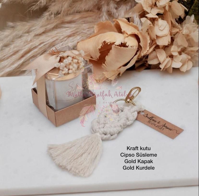 Hediyelik Çiçekli Kapaklı Kokulu Mum Ve Makrome  Anahtarlık Seti