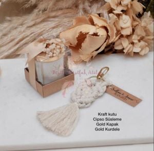 Hediyelik Çiçekli Kapaklı Kokulu Mum Ve Makrome  Anahtarlık Seti