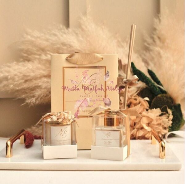 Hediyelik Çiçekli Kapaklı Kokulu Mum, Oda Kokusu ve Baskılı Karton Çanta Seti