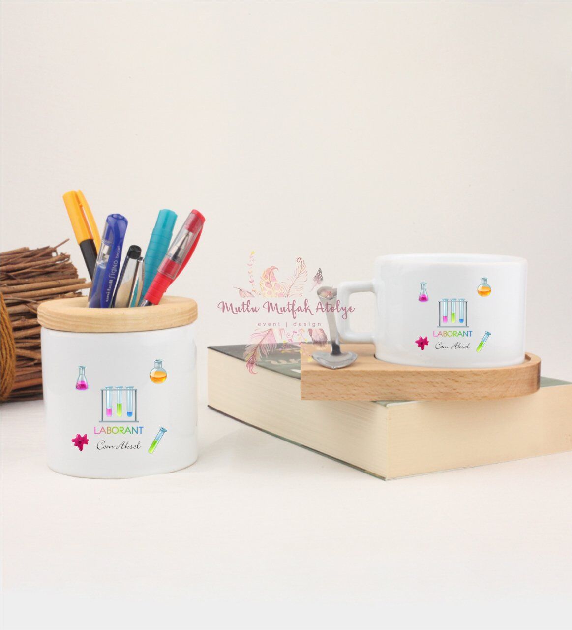 Kişiye Özel Laborant Kalemlik ve Ahşap Altlıklı Fincan