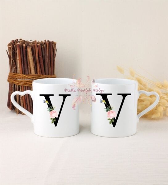 V Harfi Çiçek Desenli İkili Beyaz Kalpli Kupa Bardak