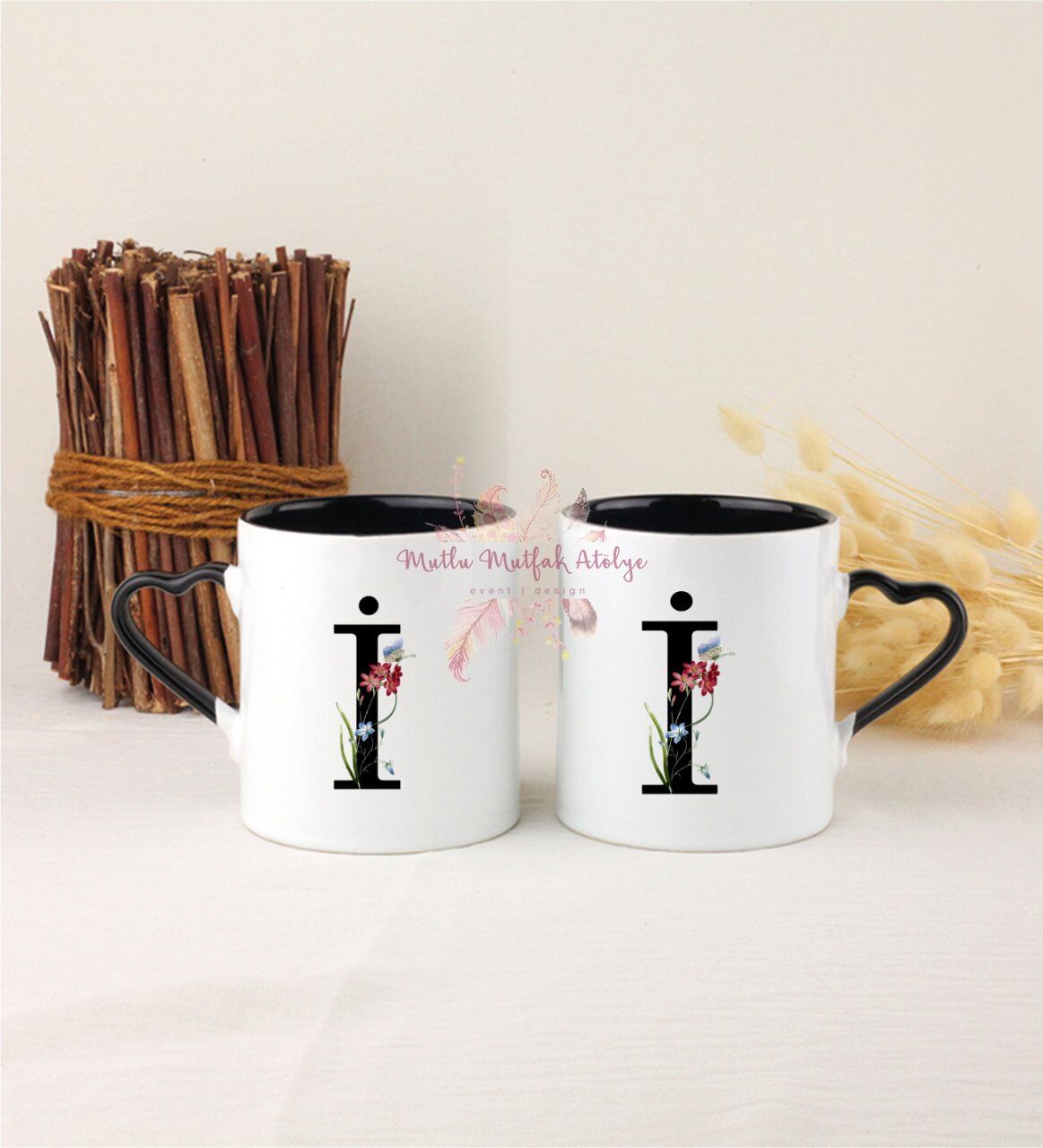 İ Harfi Çiçek Desenli İkili Siyah Kalpli Kupa Bardak