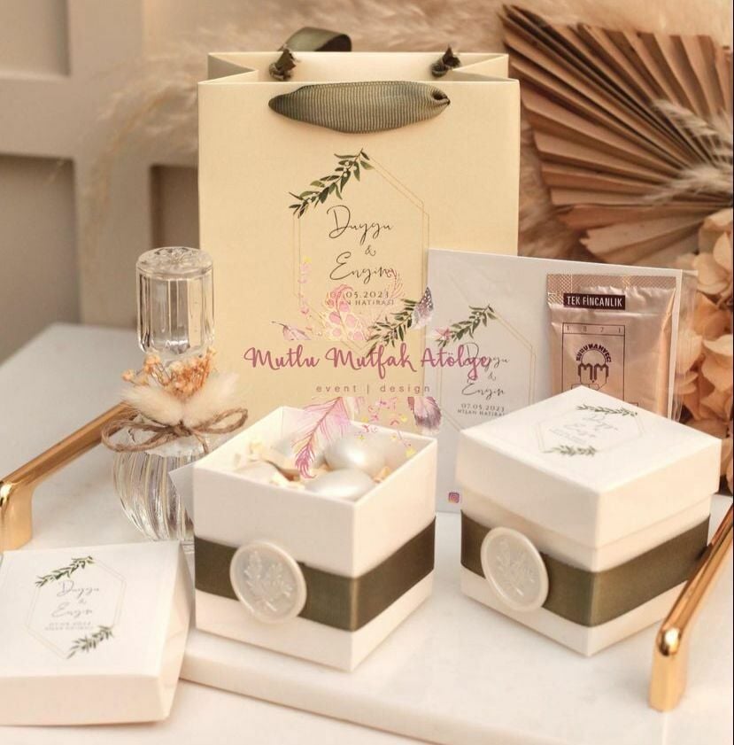 Hediyelik Çiçek Süslemeli Limon Kolonyası Mühürlü Draje Kutusu Kahveli Kart Ve Baskılı Karton Çanta Seti