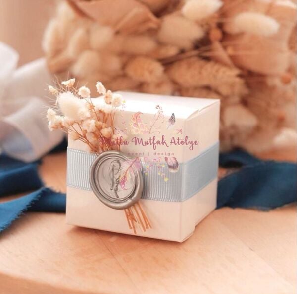 Hediyelik Mühürlü Çiçekli Kutulu Mum