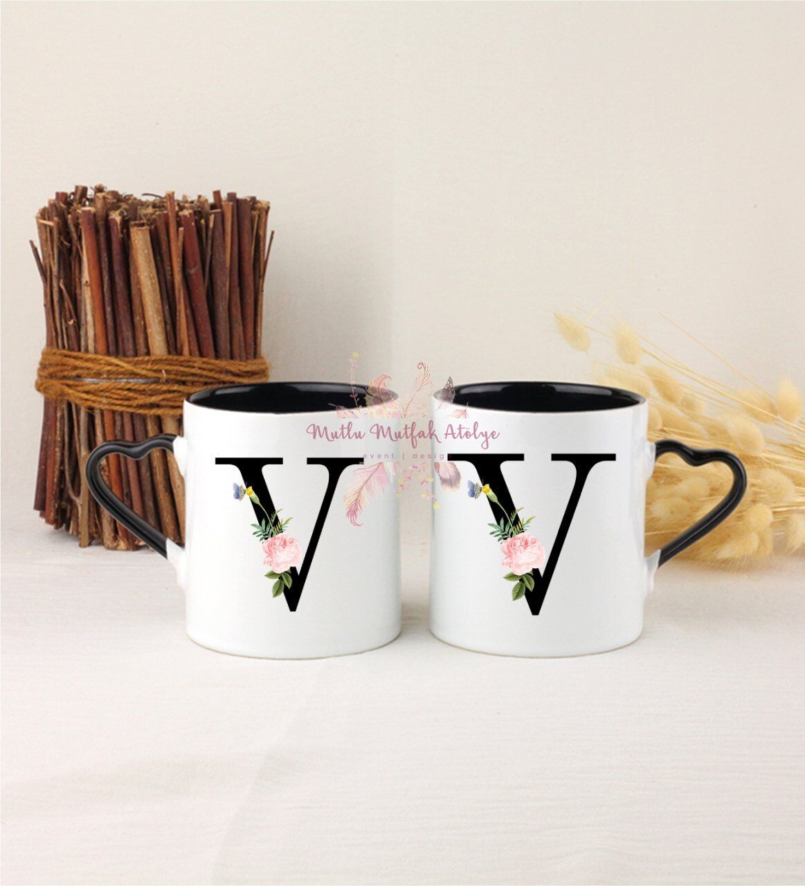 V Harfi Çiçek Desenli İkili Siyah Kalpli Kupa Bardak