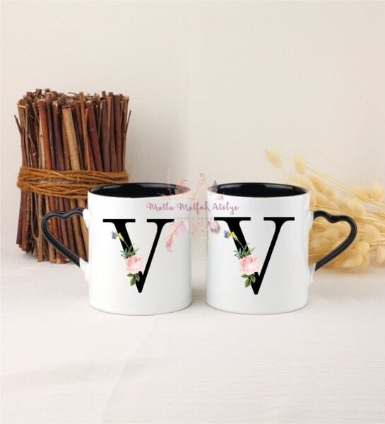 V Harfi Çiçek Desenli İkili Siyah Kalpli Kupa Bardak