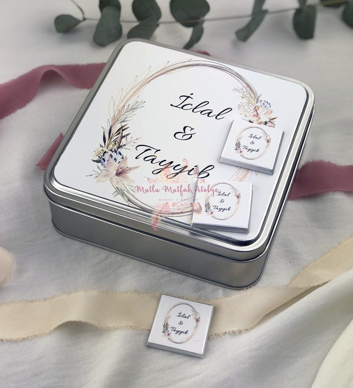 Çiçek Desenli 100'lü Metal Kutulu Çikolata