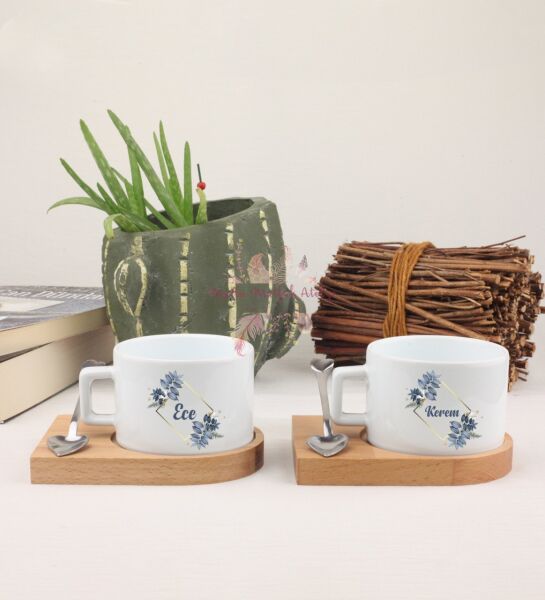 Kişiye Özel İsimli Çiçek Motifli İkili Ahşap Altlıklı Fincan