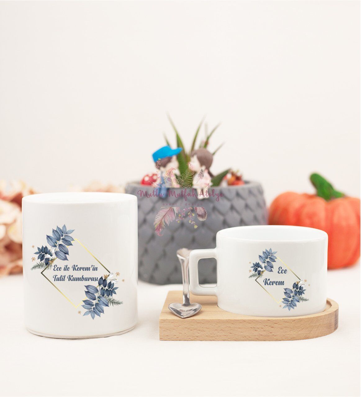 Kişiye Özel İsimli Çiçek Motifli Ahşap Altlıklı Fincan ve Kumbara